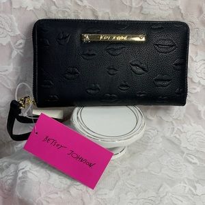 Betsey Johnson Kiss Lips Matte Black Embossed Wrislet